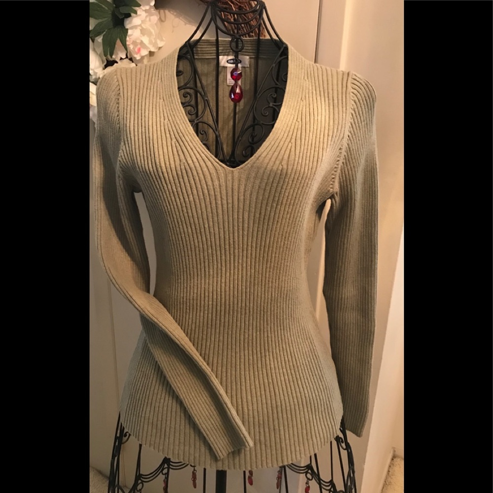 🌻🌻Old Navy V-Neck Sweater. Olive Green Large